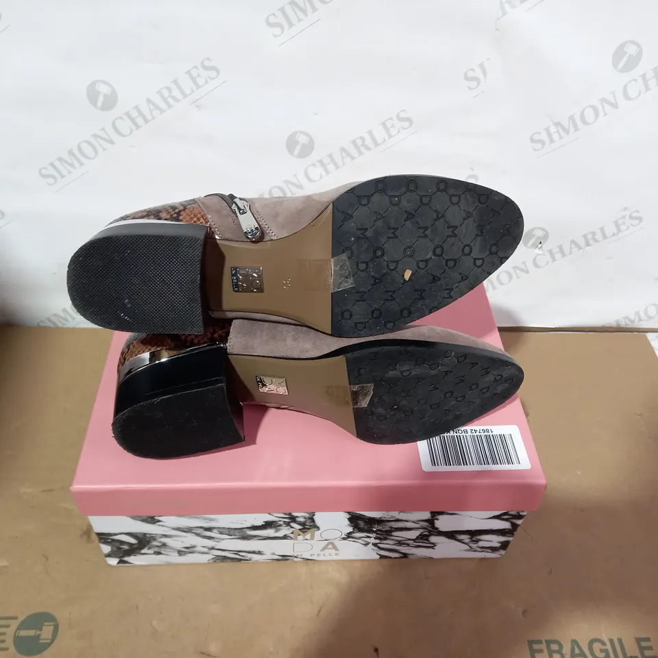BOXED PAIR OF MODA IN PELLE BOOTS- SIZE 39