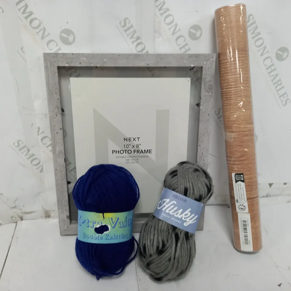 APPROXIMATELY 15 ASSORTED HOUSEHOLD ITEMS TO INCLUDE PHOTO FRAME, BALLS OF STING,, DECOR WRAP, ETC