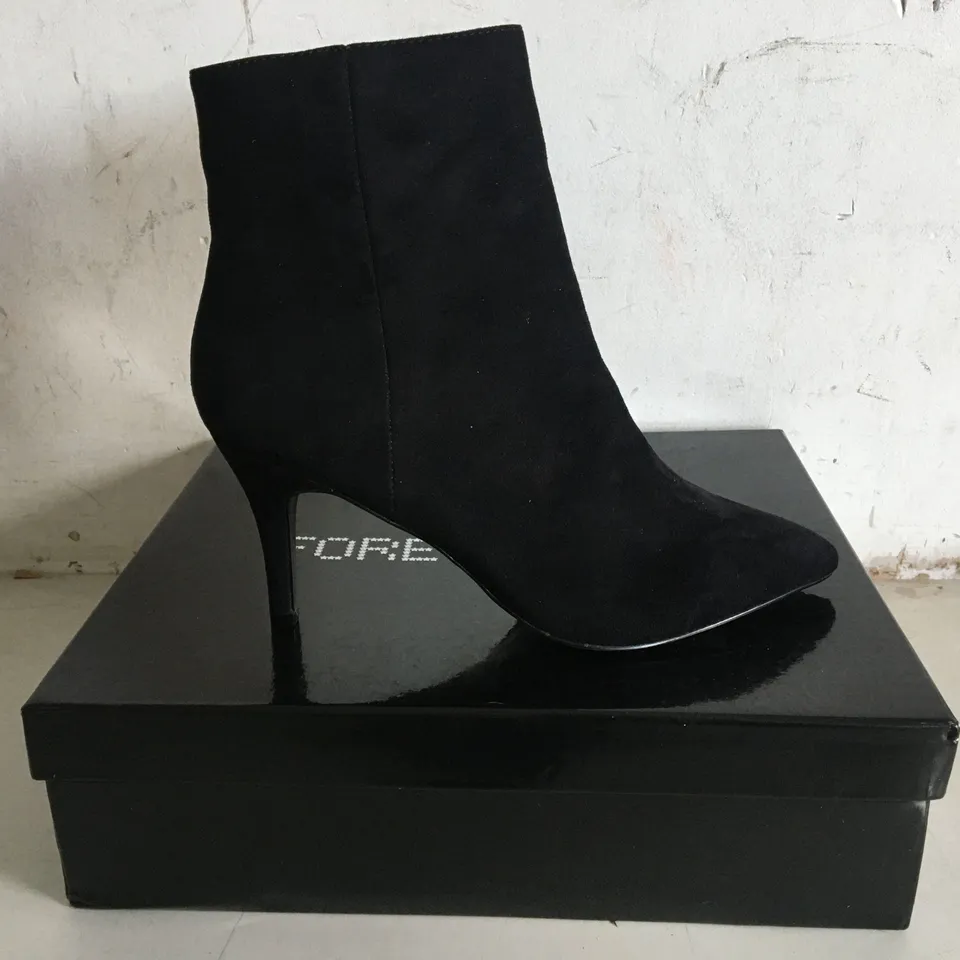 BOXED PAIR OF SIZE 6 FOREVER NEW BRENDA POINTED MID HEEL BOOTS 