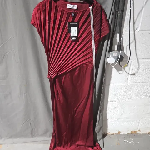 CLUB L LONDON BURGUNDY SATIN PLEATED EVENING DRESS – UK 12