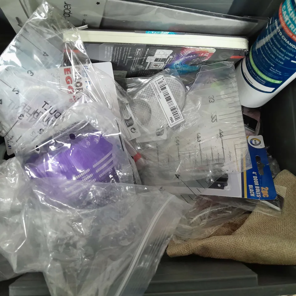 APPROXIMATELY 20 ASSORTED HOUSEHOLD ITEMS TOO INCLUDE SOIL METER - 3M CLAW - MOUSE TRAPS ETC 