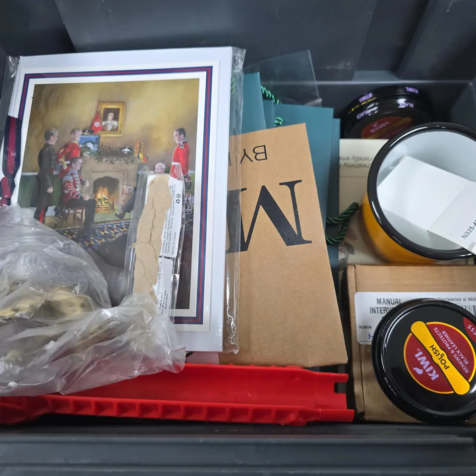 APPROXIMATELY 15 ASSORTED HOUSEHOLD PRODUCTS TO INCLUDE PENCILS , MUGS AND CARDS