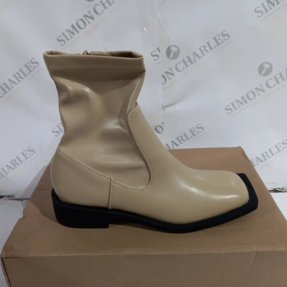 RAID ANNELIEN SQUARE TOE SOCKS BOOTS IN OAT MILK BIEGE SIZE 4