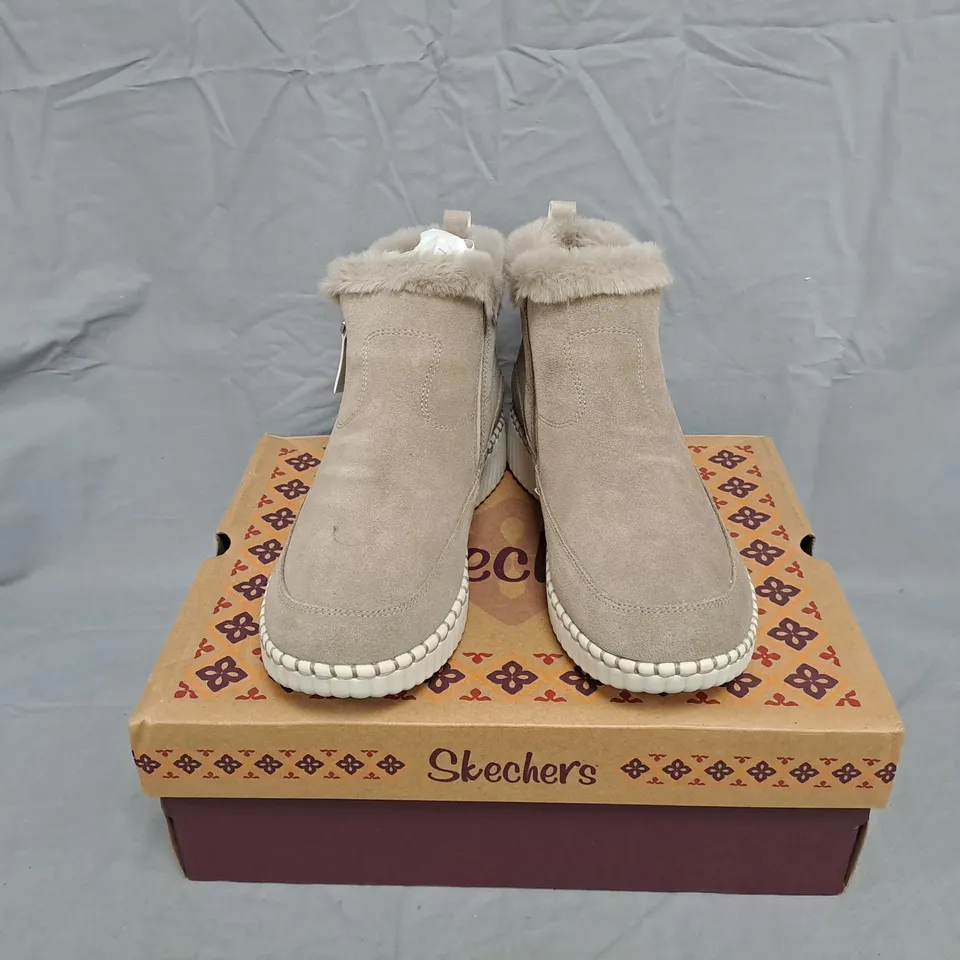 BOXED SKECHERS WILSHIRE SD BOOT – TAUPE FUR-LINED ANKLE BOOT, UK4
