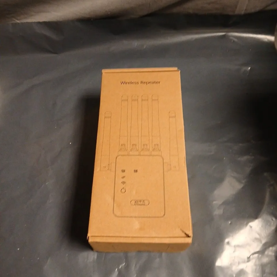 WIRELESS REPEATER – 1200MBPS, 4 ANTENNAS (BOXED) 