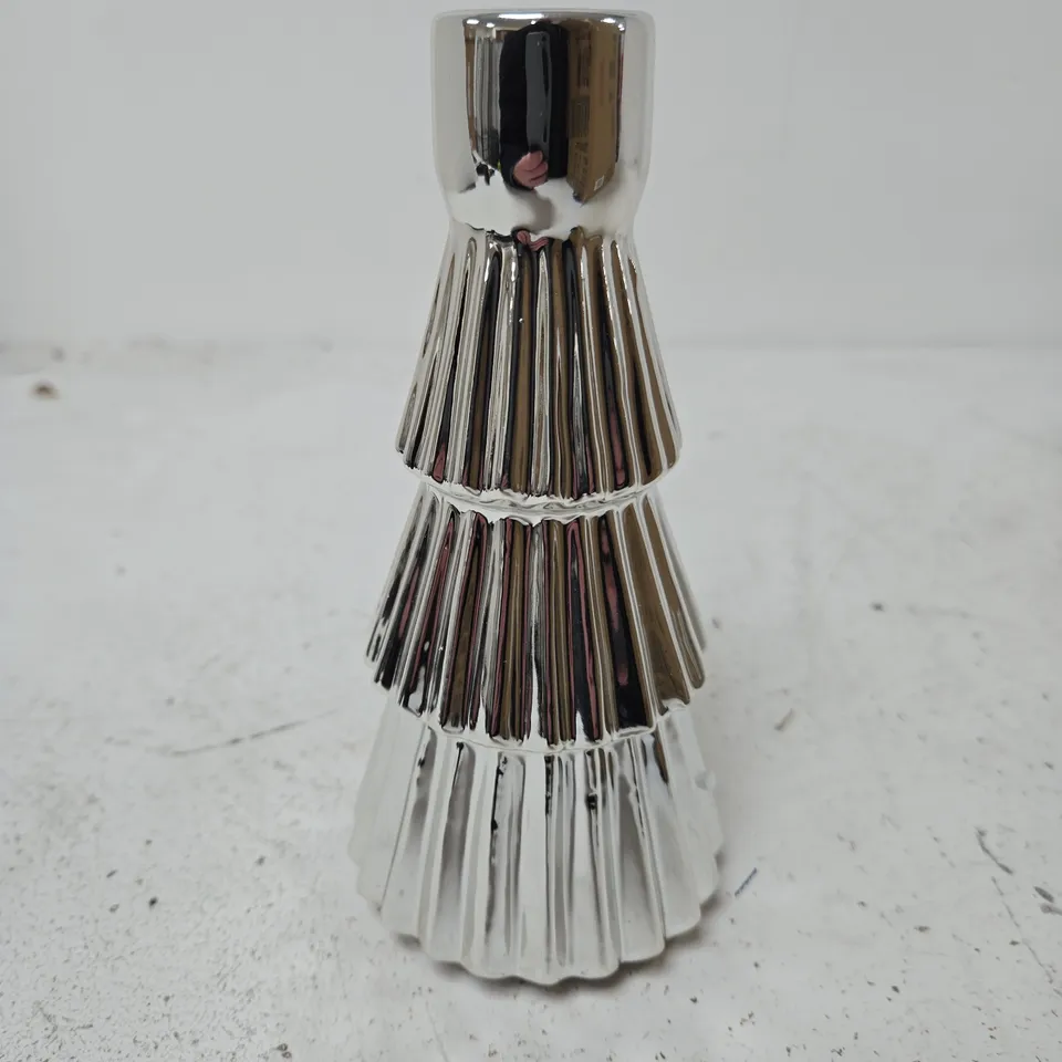 8 X GISELA GRAHAM SILVER CERAMIC CHRISTMAS TREE CANDLESTICKS
