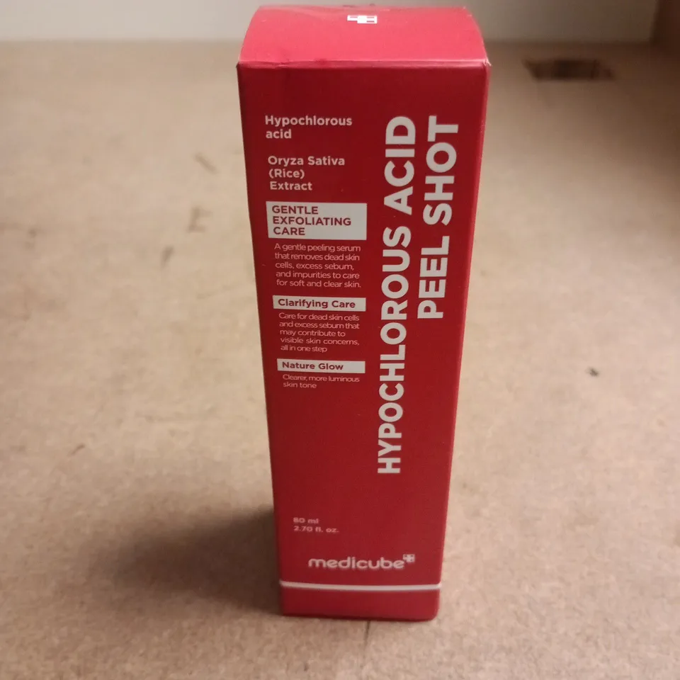 BOX OF APPROXIMATELY 10 BEAUTY PRODUCTS INCLUDING MEDICUBE HYPOCHLOOUS ACID PEEL SHOT, MILTON 40 STERILISING TABLETS AND MEDIK8 GENTLE CLEANSE