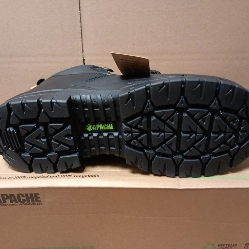 BOXED PAIR OF APACHE HAMILTON WIDE FIT BOOTS IN BLACK - UK 6