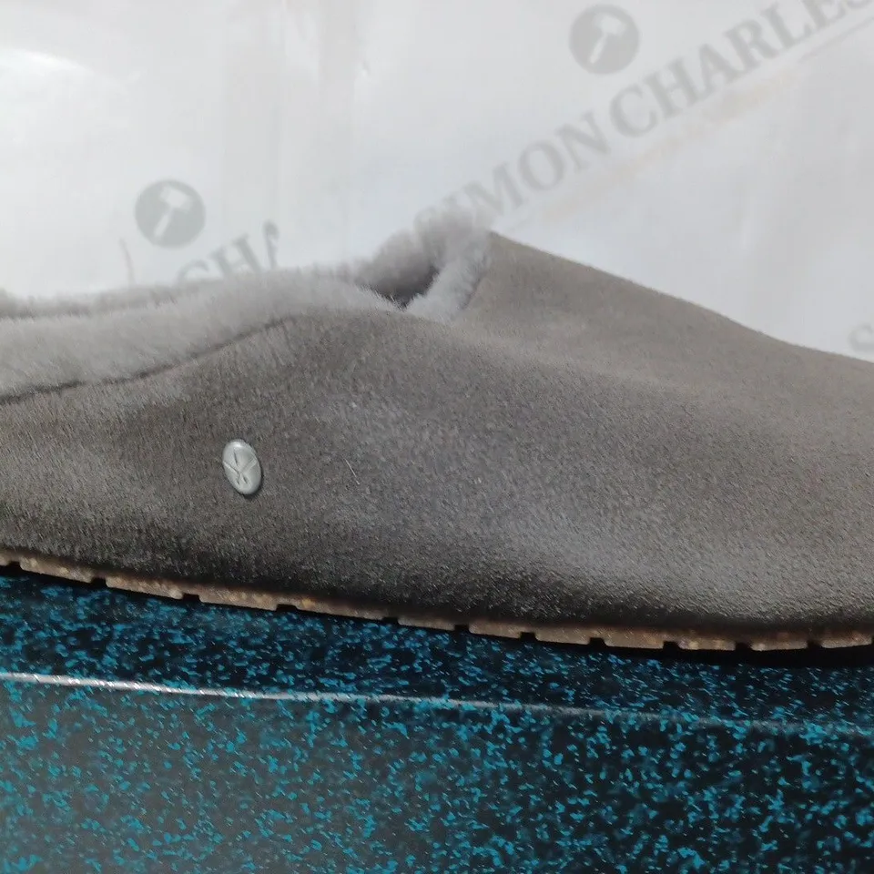 BOXED PAIR OF EMU AUSTRALIA SLIP-ON MULE STYLE FAUX FUR LINED GREY SLIPPERS, UK SIZE 6