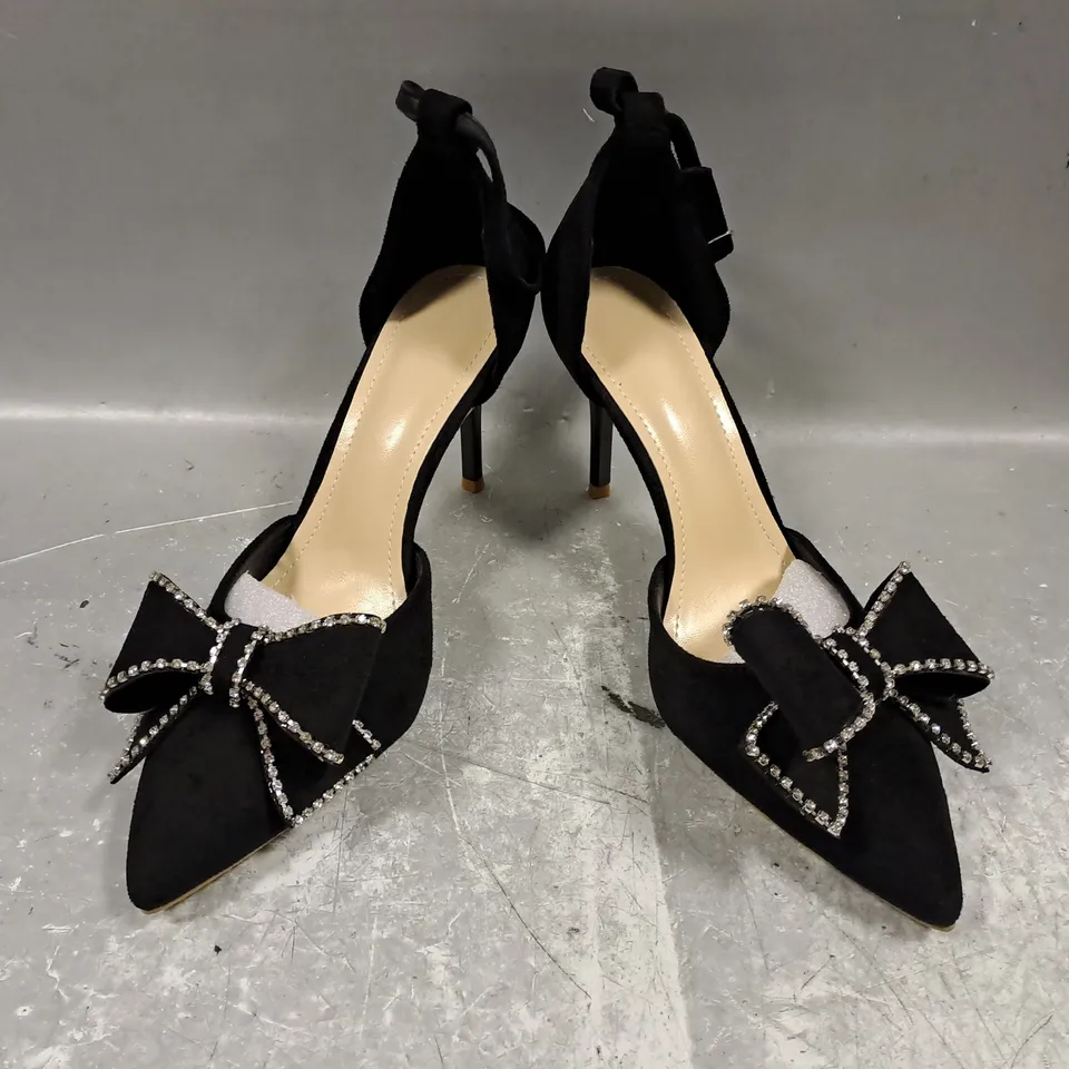 BOXED PAIR OF UNBRANDED POINTED TOE STILETTO HEEL SHOES IN BLACK W. JEWELLED BOW DETAIL EU SIZE 40