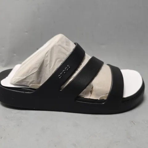 CROCS GETAWAY STRAPPY IN BLACK - UK 4