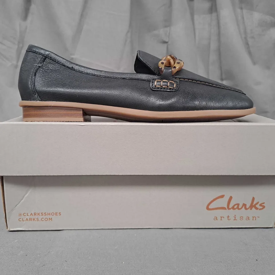 BOXED PAIR OF CLARKS SARAFYNA IRIS SHOES IN BLACK UK SIZE 4