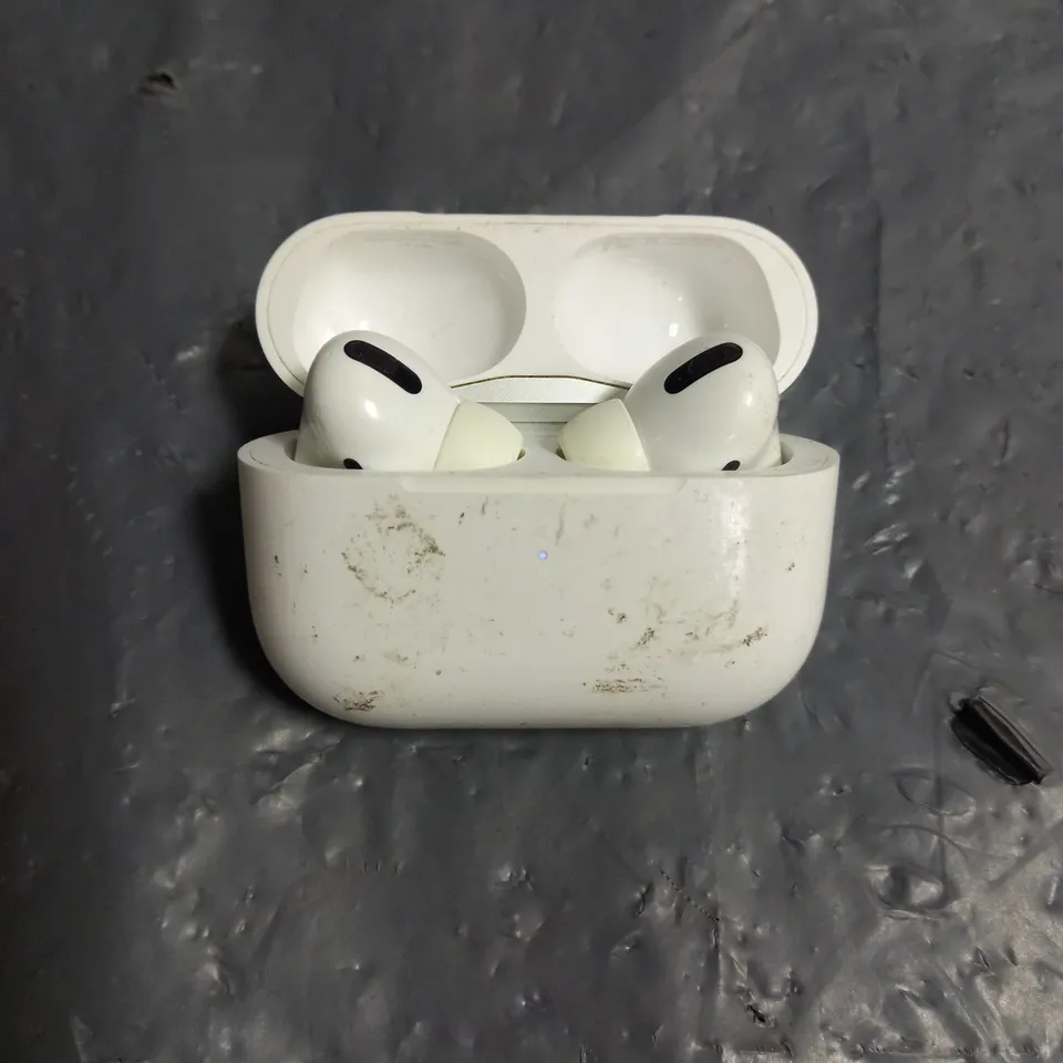 PAIR OF APPLE AIRPODS PRO IN WHITE