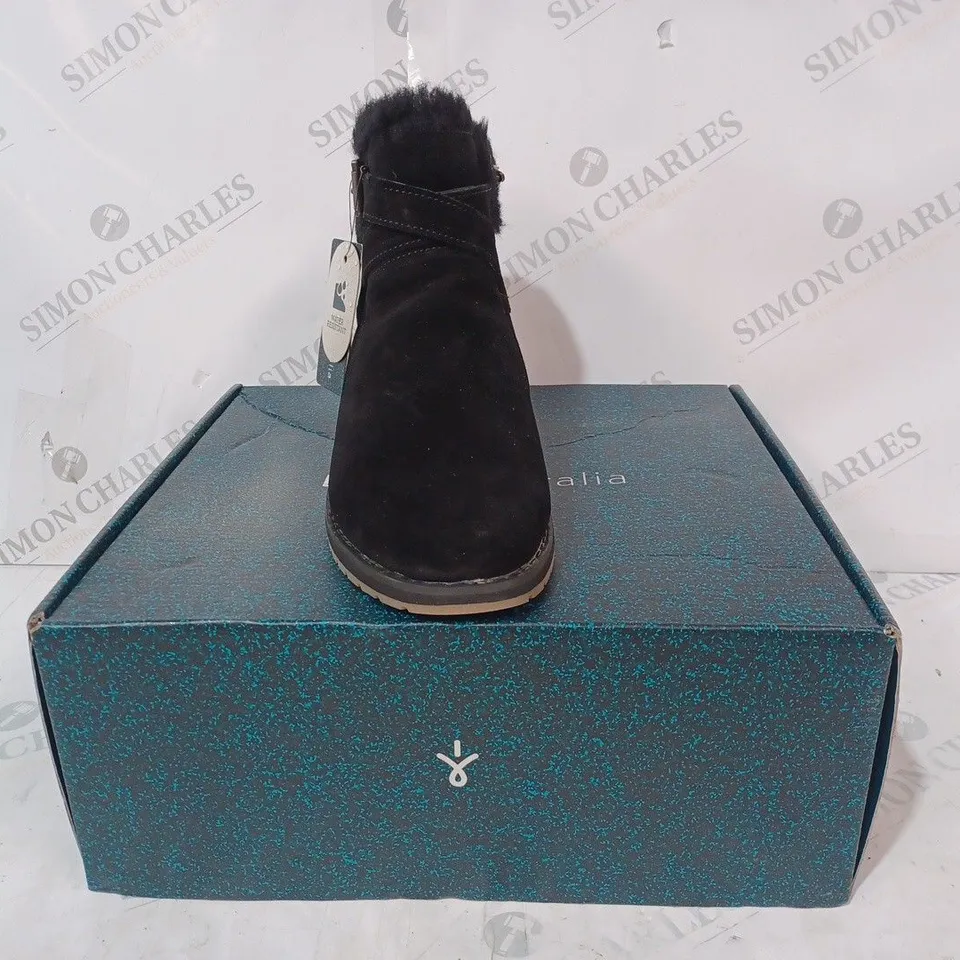 BOXED PAIR OF EMU AUSTRALIA FAUX SUEDE BOOTS IN BLACK - UK 7