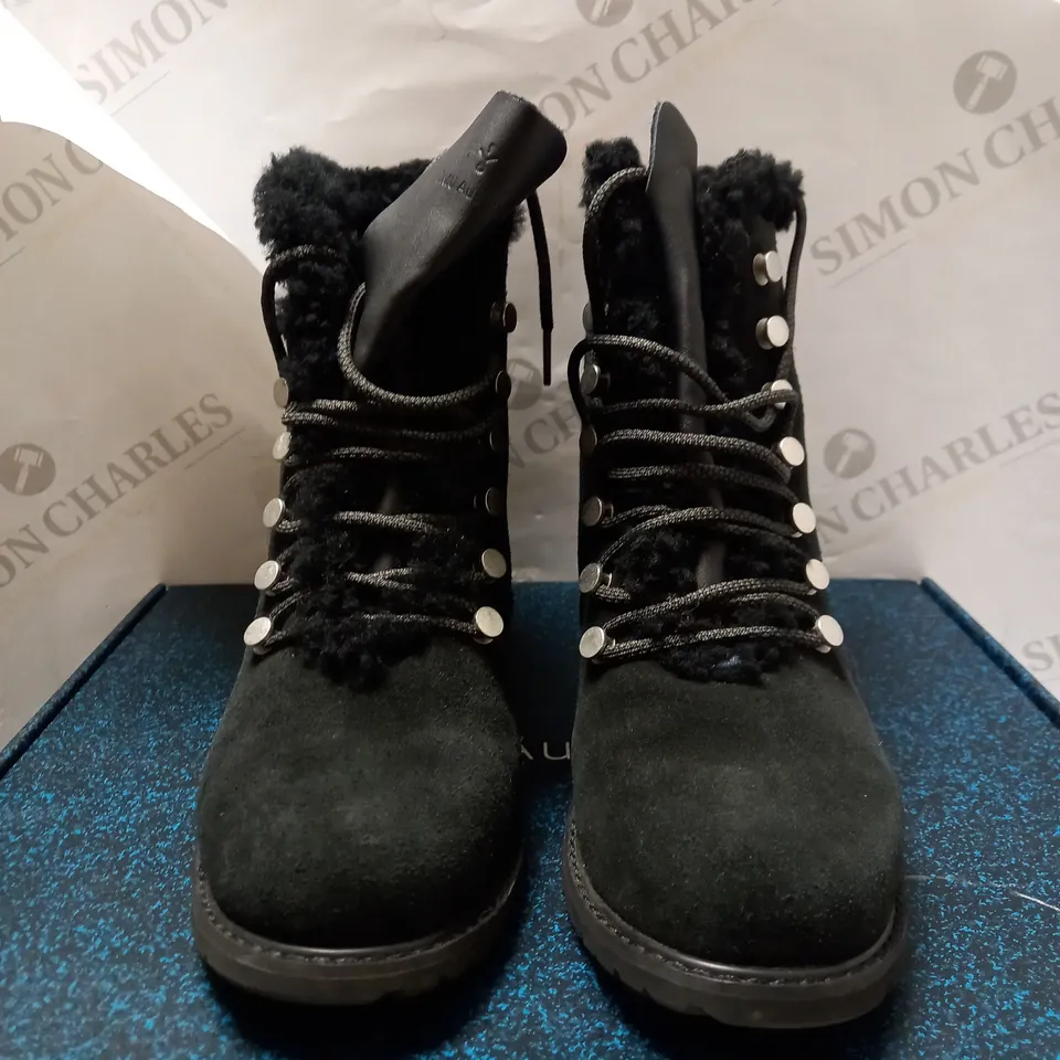 EMU AUSTRAILIA EXPLORE BLACK BILLING BOOTS - SIZE 6