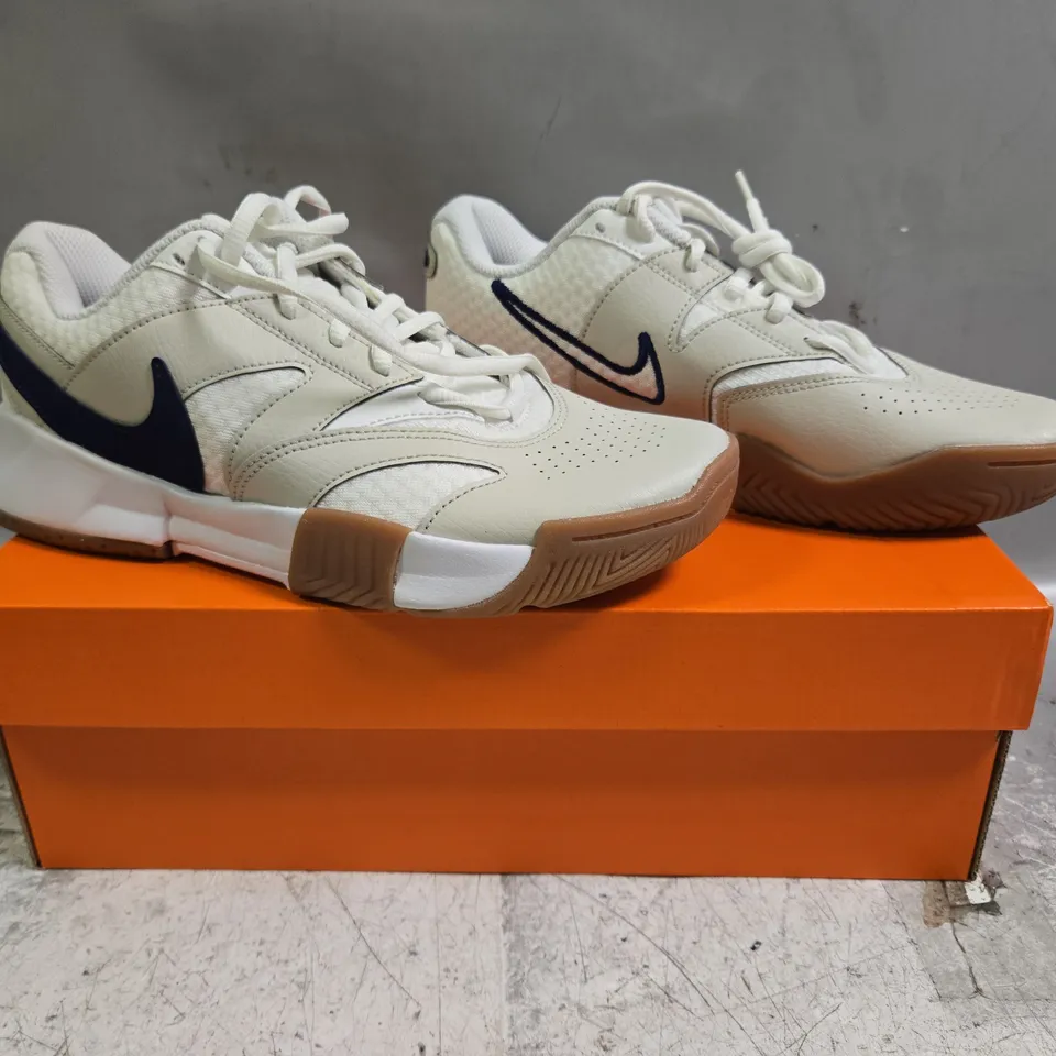 BOXED PAIR OF NIKE COURT LITE 4 SHOES IN WHITE/BLUE SIZE UK 5.5