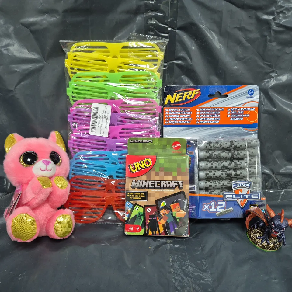 APPROXIMATELY 15 ASSORTED TOYS AND GAMES TO INCLUDE MINECRAFT UNO, NERF DARTS, ETC