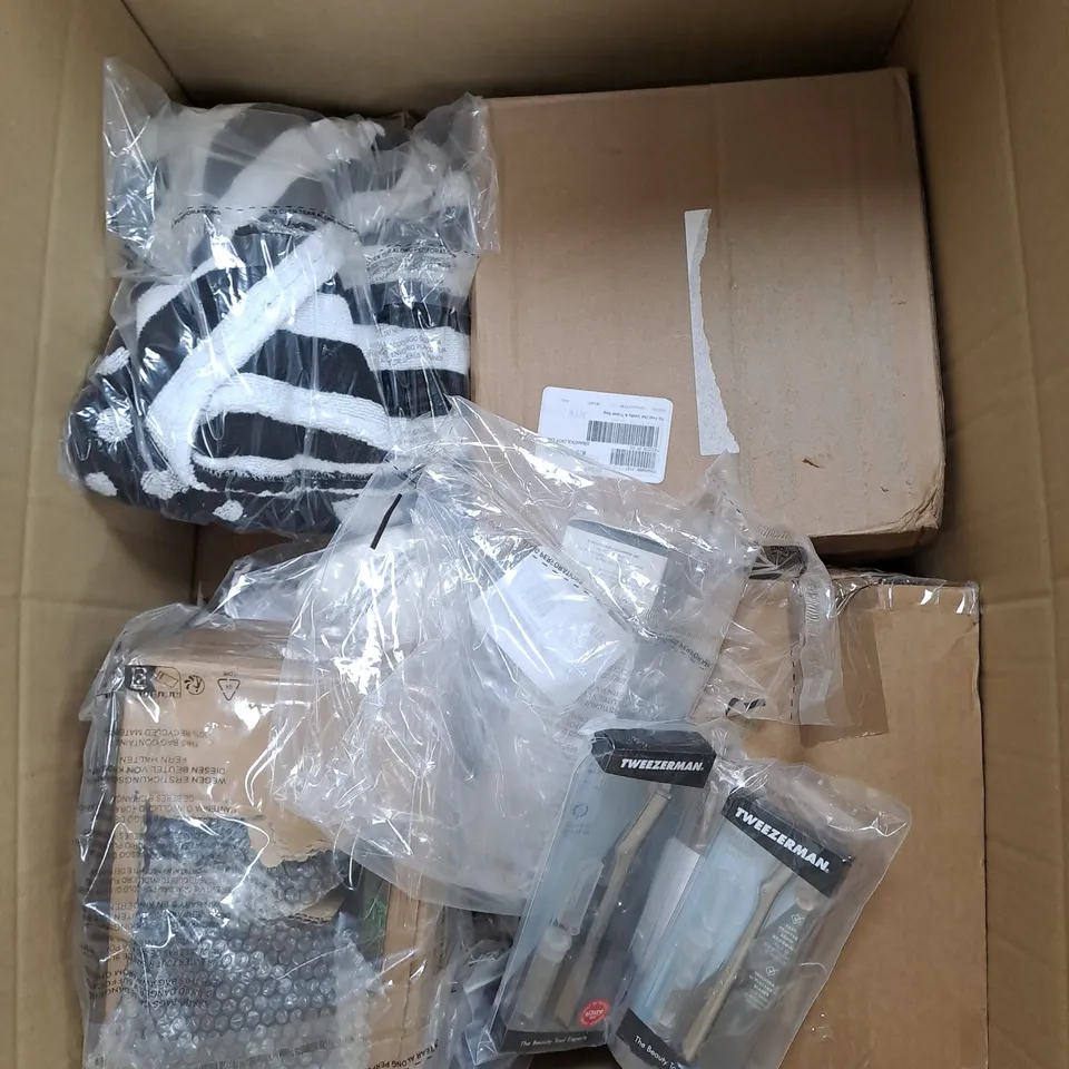 APPROXIMATELY 10 ASSORTED HOUSEHOLD ITEMS TO INCLUDE - CHOP & SPIN PREP SET, COOKS ESSENTIAL SPEED GRATER, AND BEAUTY TOOL ETC. - COLLECTION ONLY