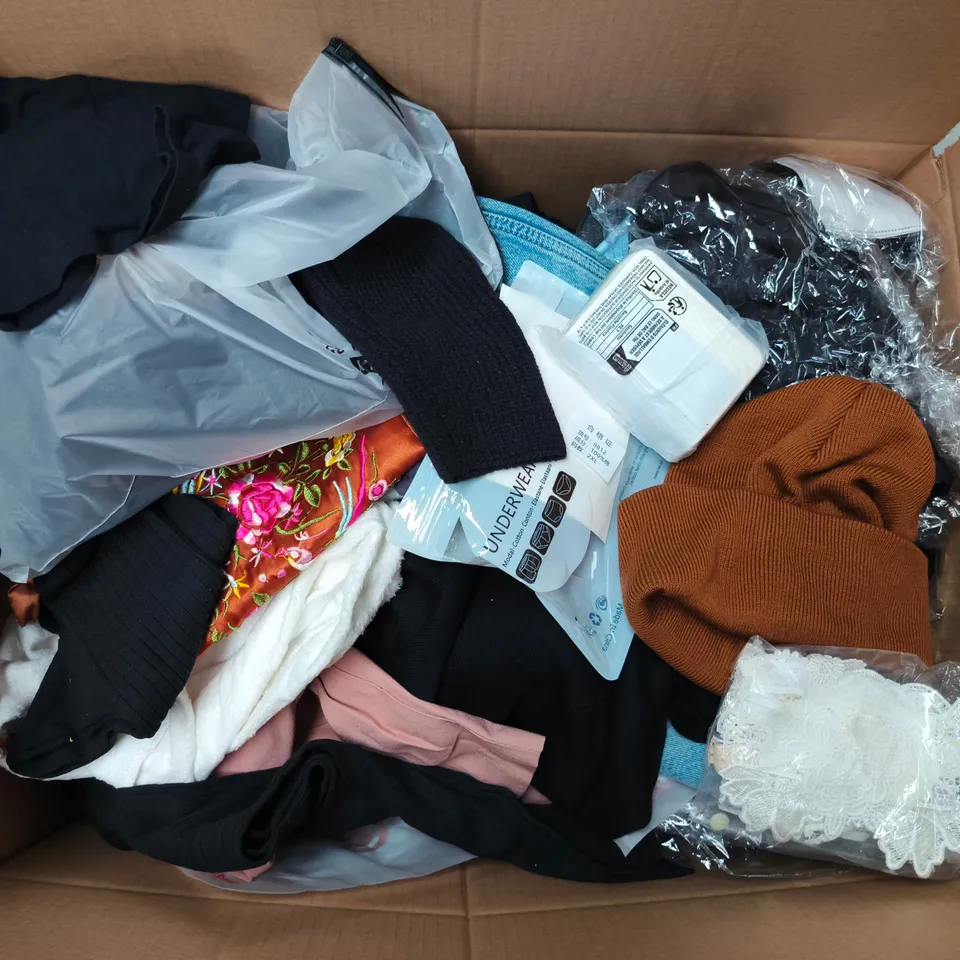 APPROXIMATELY 25 ASSORTED CLOTHING ITEMS IN VARIOUS SIZES, STYLES & COLOURS TO INCLUDE BRANDS SUCH AS TRSGOLF, BERSHKA, F&F, ETC - COLLECTION ONLY