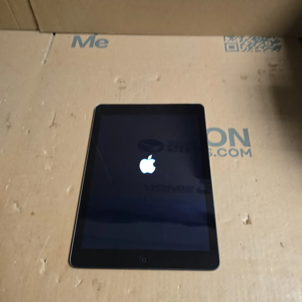APPLE IPAD – SPACE GREY TABLET - POWERS ON 