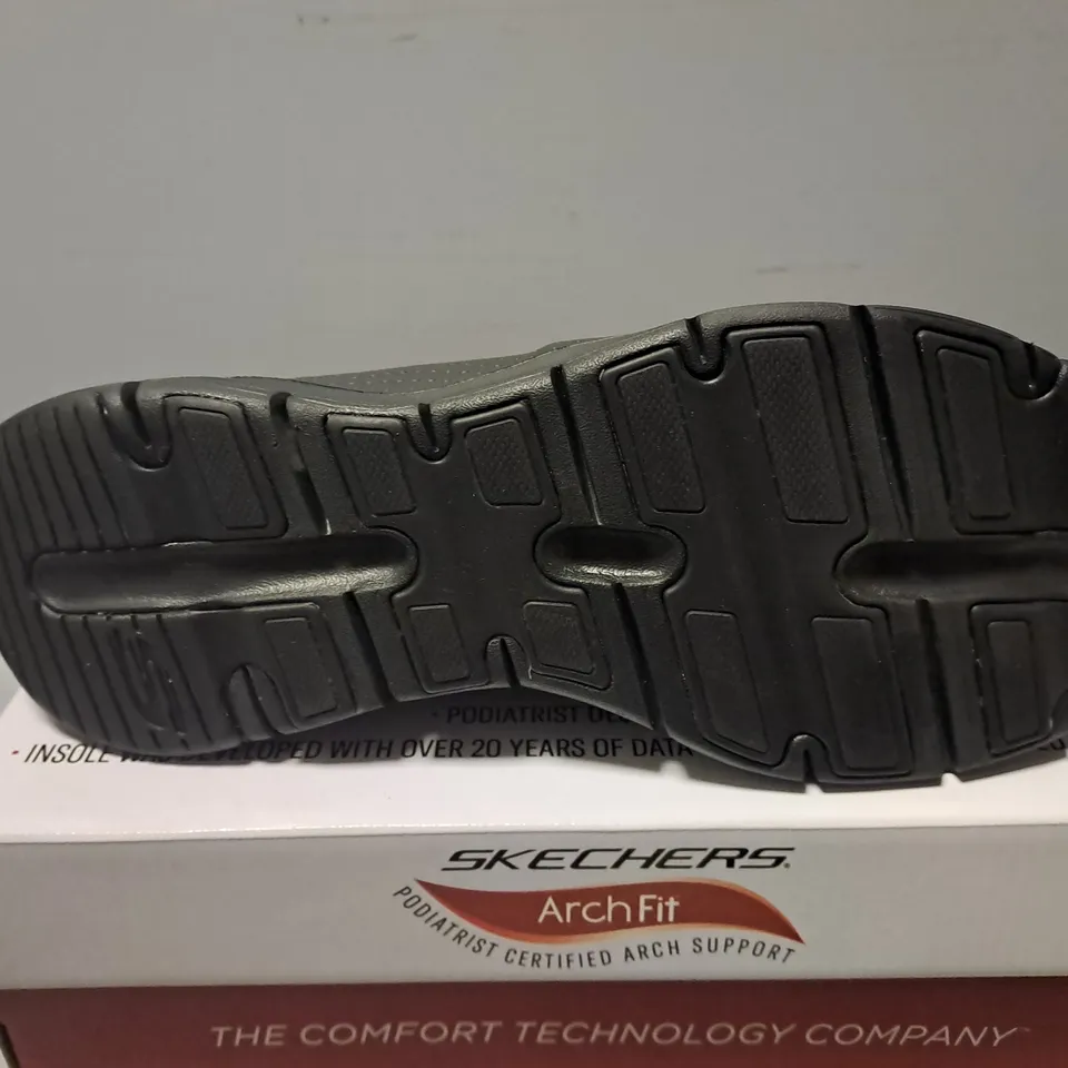 BOXED SKECHERS BLACK SLIP ON TRAINERS - UK 10