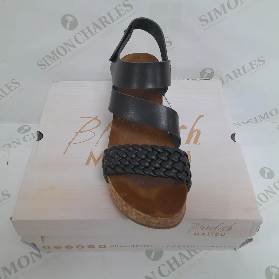 BOXED PAIR OF SKECHERS SANDALS IN BLACK SIZE 6