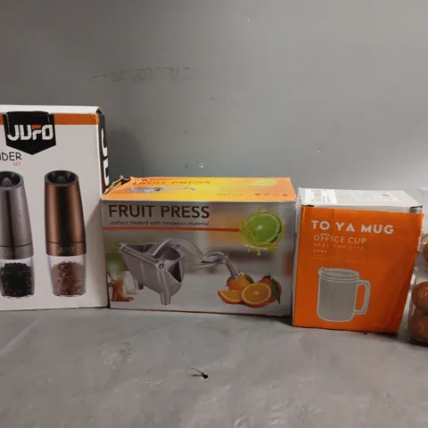 BOX OF APPROXIMATELY 16 ASSORTED ITEMS TO INCLUDE - PEPPER GRINDER , FRUIT PRESS , TO YA MUG OFFICE CUP ETC