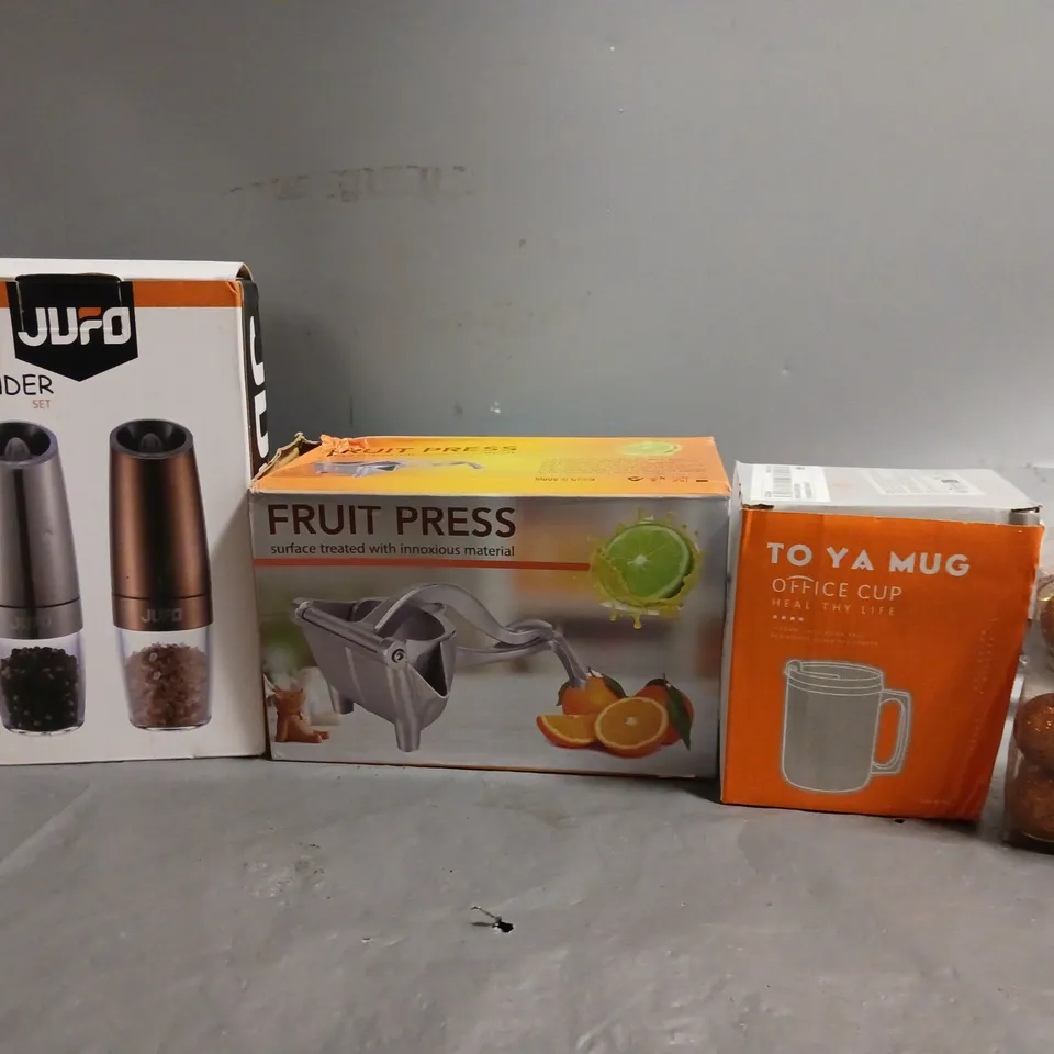 BOX OF APPROXIMATELY 16 ASSORTED ITEMS TO INCLUDE - PEPPER GRINDER , FRUIT PRESS , TO YA MUG OFFICE CUP ETC