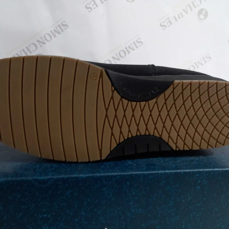 BOXED PAIR OF EMU AUSTRALIA "STINGER HI" WATER RESISTANT BOOTS - UK SIZE 7, BLACK