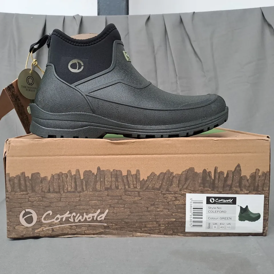 BOXED PAIR OF COTSWOLD WELLINGTON BOOTS IN GREEN UK SIZE 9