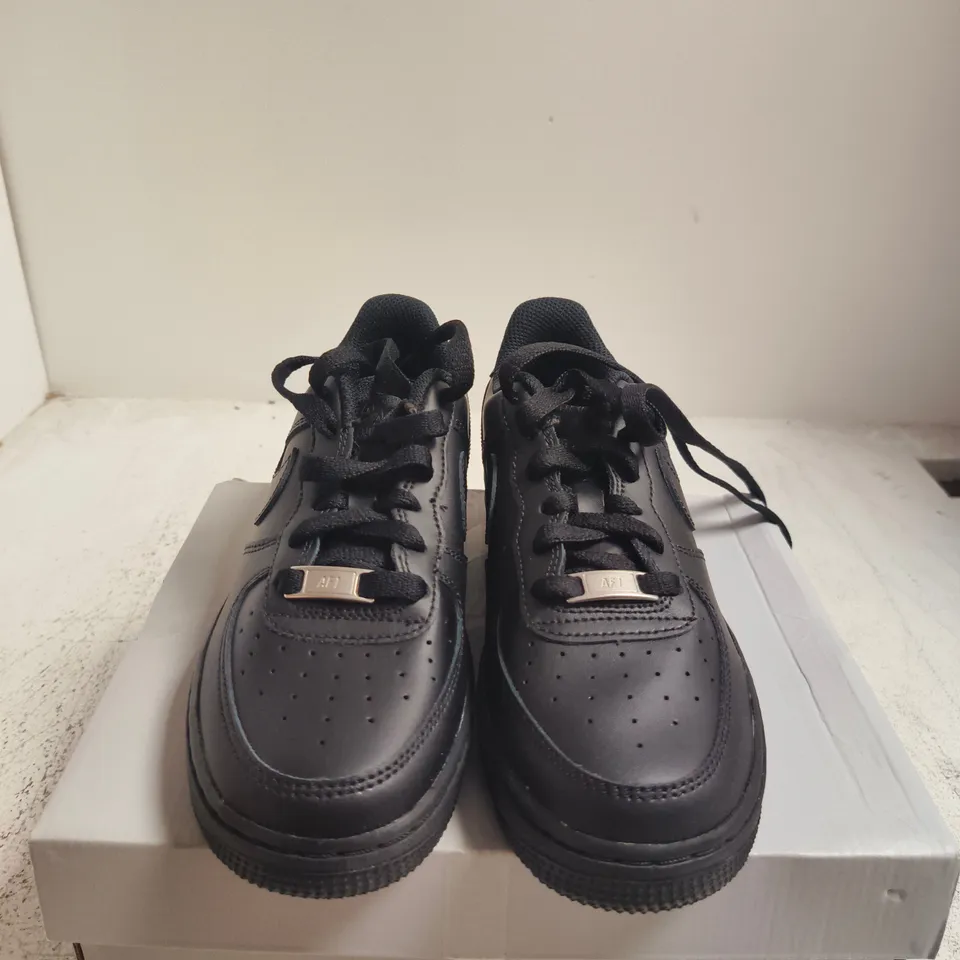 BOXED PAIR OF NIKE AIR FORCE 1 LE (GS) BLACK KIDS' TRAINERS – BOXED, UK 3.5