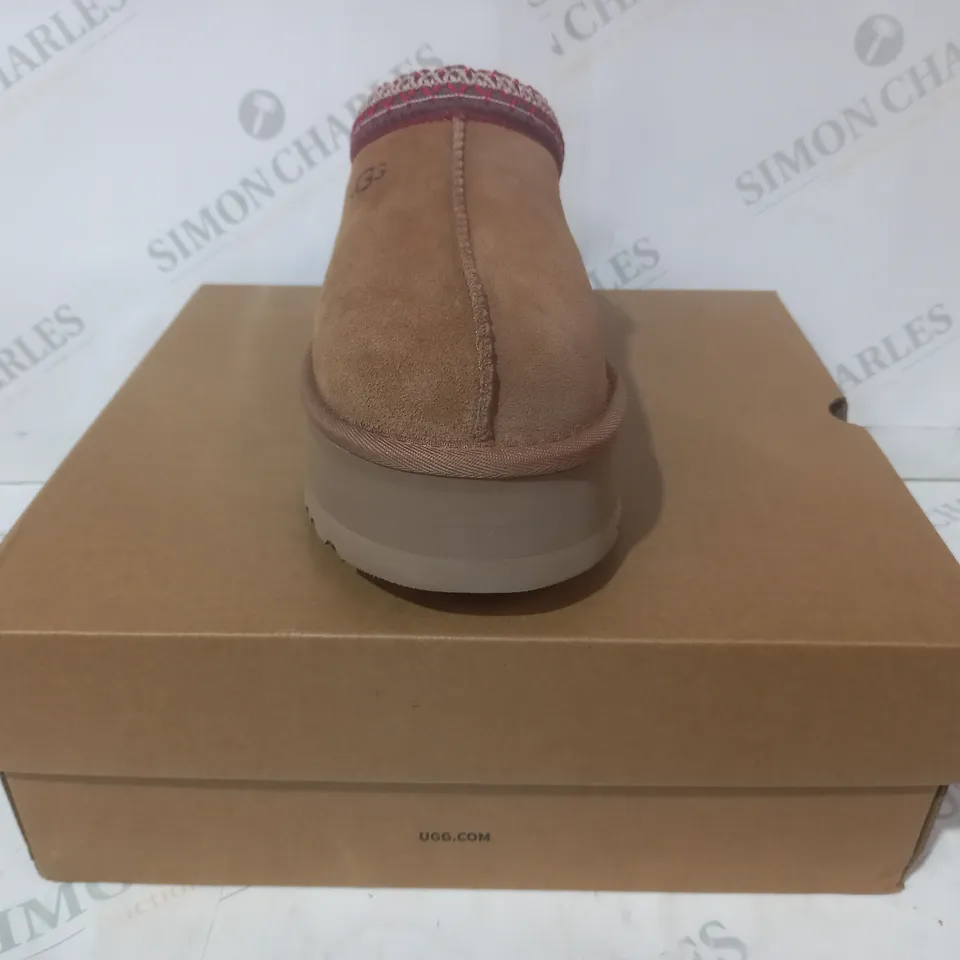 BOXED PAIR OF UGG WTAZZ SHOES IN CHESTNUT UK SIZE 5