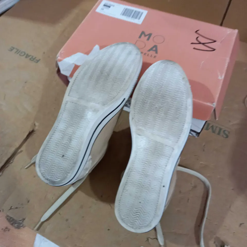 MODA STYLE CREAM TRAINER SIZE 6 