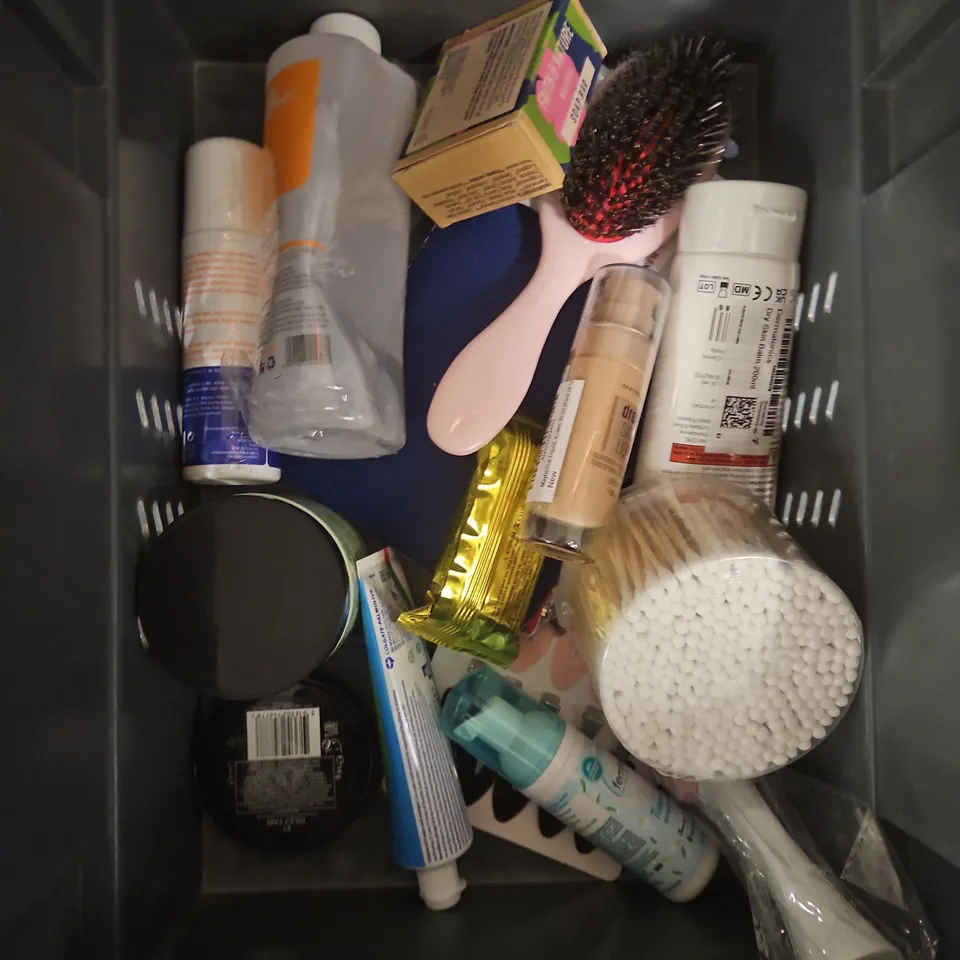 APPROXIMATEY 20 ASSORTED HEALTH AND BEAUTY PRODUCTS TO INCLUDE - GLAZE SUPER BOND REPAIR TREATMENT - BENEFIT BAD GAL MASCARA - BYOMA HYDRATING SERUM - ETC