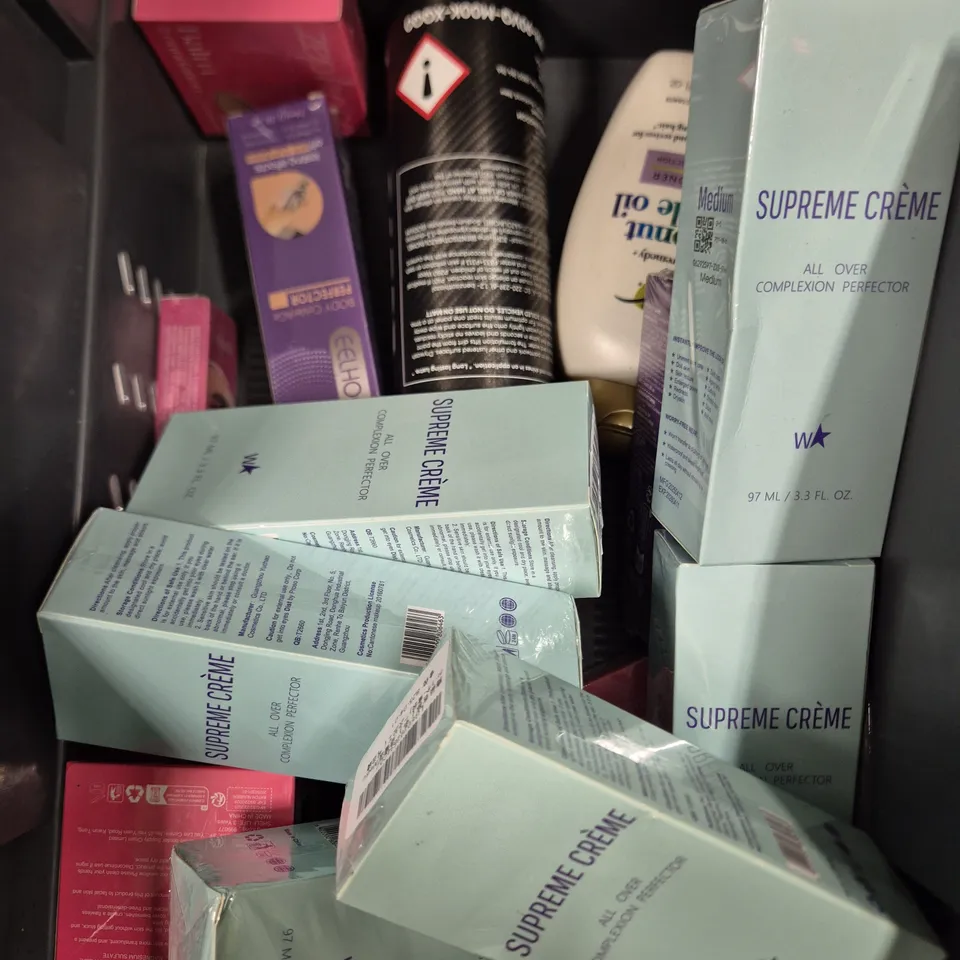 APPROXIMATELY 20 ASSORTED HEALTH & BEAUTY PRODUCTS TO INCLUDE - SHAMPOO, CONDITIONER, BALM FOUNDATION ETC 