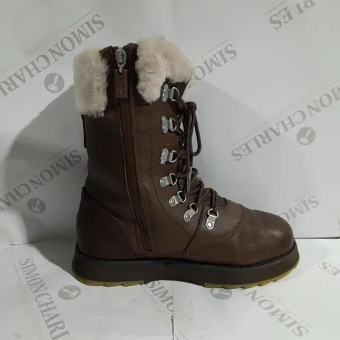 EMU AUSTRAILIA COMORO LEATHER BOOTS, IN OAK - SIZE 6