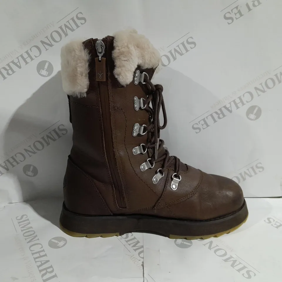 EMU AUSTRAILIA COMORO LEATHER BOOTS, IN OAK - SIZE 6