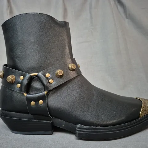 BOXED PAIR OF KOI SOULRENDER MEN'S HARDWARE COWBOY BOOTS IN BLACK/ANTIQUE BRONZE UK SIZE 9