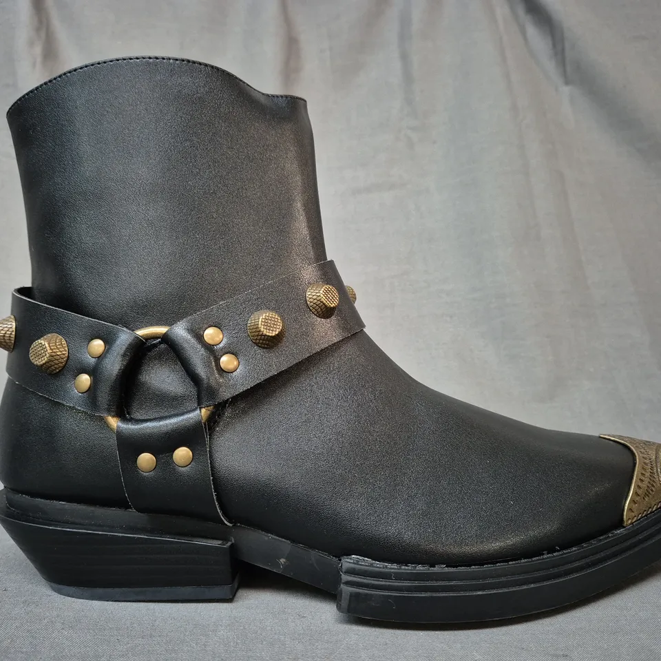 BOXED PAIR OF KOI SOULRENDER MEN'S HARDWARE COWBOY BOOTS IN BLACK/ANTIQUE BRONZE UK SIZE 9