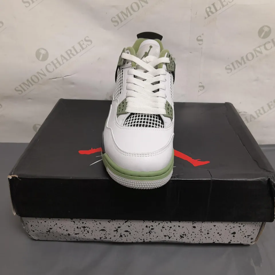 BOXED PAIR OF NIKE WOMENS AIR JORDAN 4 RETRO SHOES IN WHITE/GREEN UK SIZE 7.5