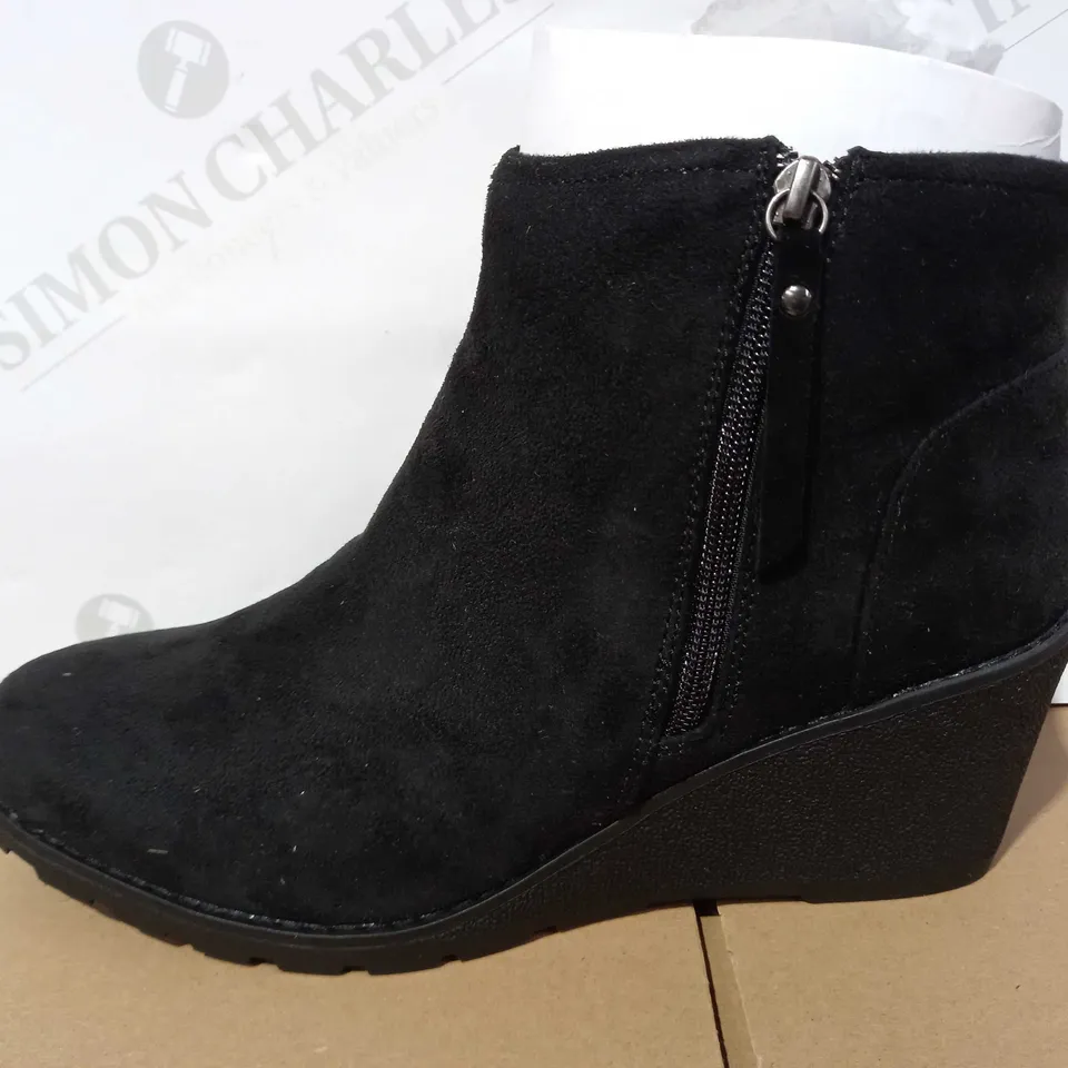 PAIR OF BOB'S SKECHERS TUMBLE WEED BOOTS BLACK - SIZE 7