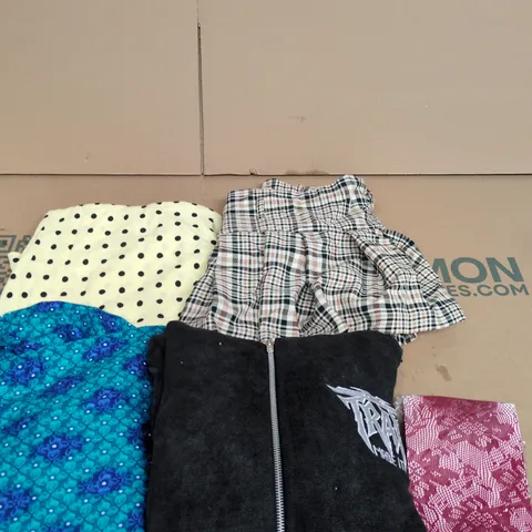 APPROXIMATELY 20 ASSORTED CLOTHING PRODUCTS IN VARIOUS STYLES & SIZES TO INCLUDE PANTS, T-SHIRTS, DRESSES ETC
