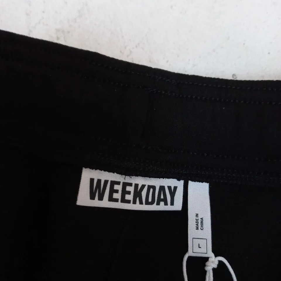 WEEKDAY SHORTS IN BLACK – UK SIZE L (SIMON JERSEY)