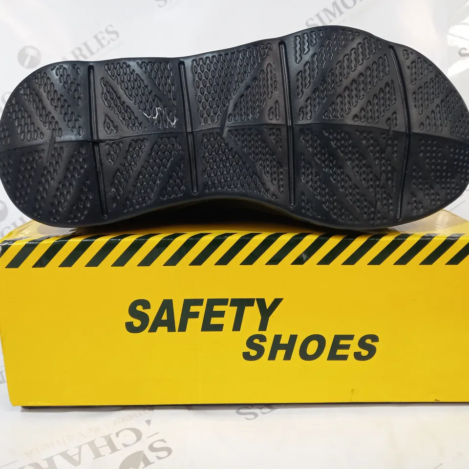 BOXED PAIR OF JB FASHION SAFETY SHOES IN BLACK SIZE UNSPECIFIED