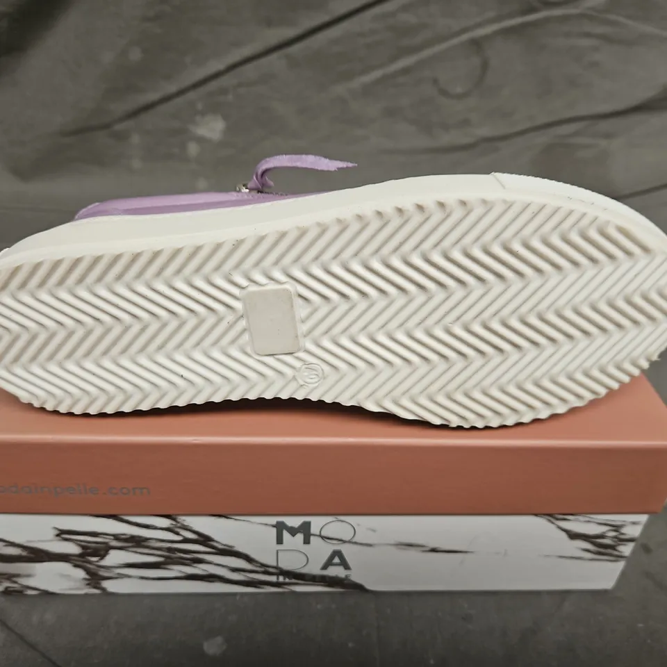 BOXED PAIR OF MODA IN PELLA ZIP FEATURE LACE UP MID SLAB - UK SIZE 40