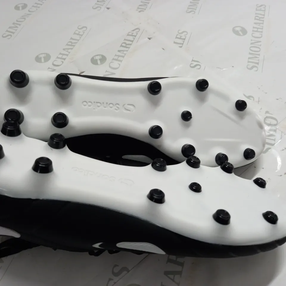 SONDICO BLACK FOOTBALL BOOTS - UK 8
