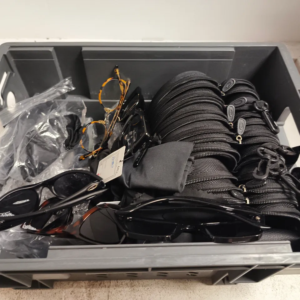 APPROXIMATELY 15 ASSORTED GLASSES/SUNGLASSES IN VARIOUS DESIGNS
