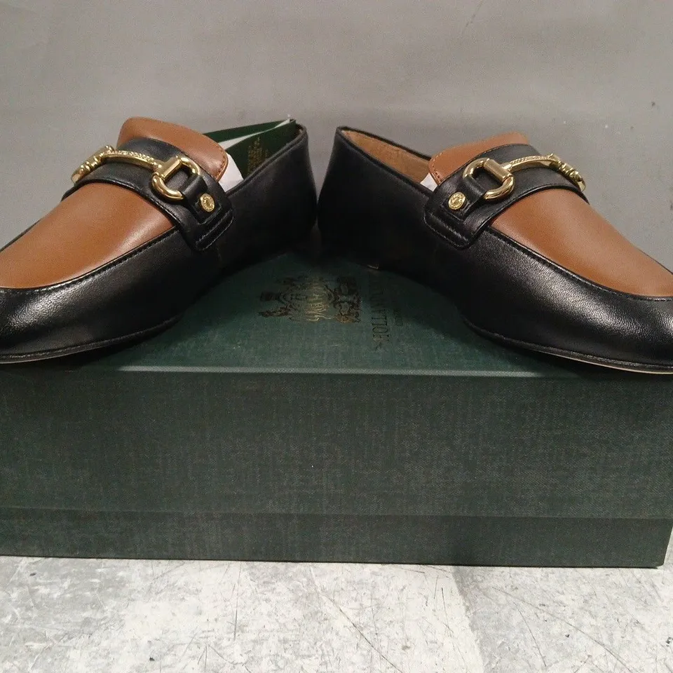 BOXED PAIR OF HOLLAND COOPER HARVARD HORSEBIT LOAFERS IN BLACK/TAN SIZE 6