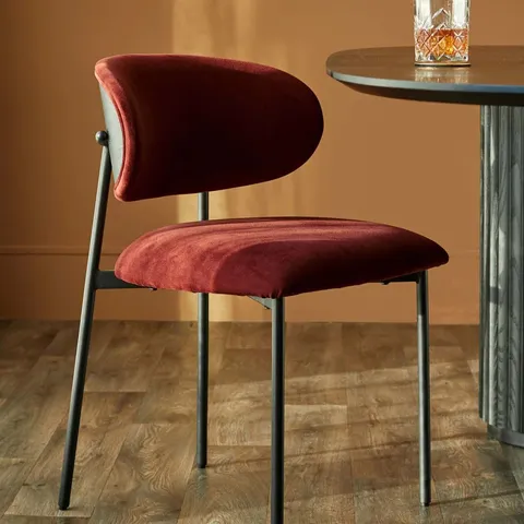 BOXED PAIR OF DANETTI CREE TOFFEE RED VELVET DINING CHAIRS