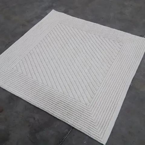 QUALITY DESIGNER AREA RUG - APPROXIMATELY 122X122CM